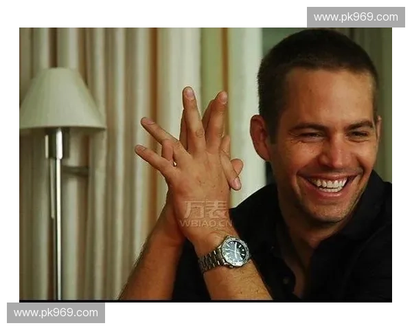 《英雄假面背后的秘密揭露与心灵救赎的传奇故事》